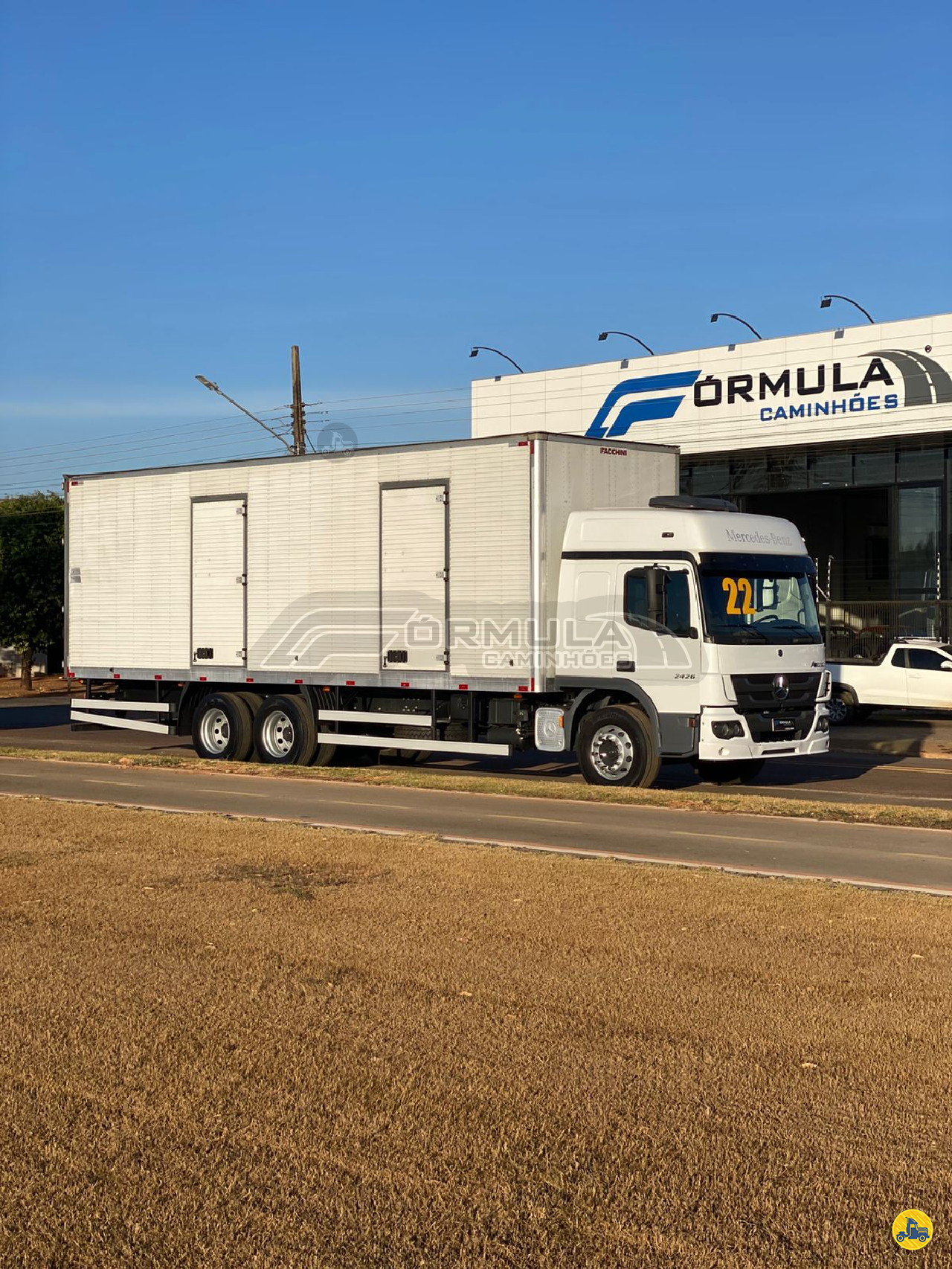 CAMINHAO MERCEDES-BENZ MB 2426 Baú Furgão Truck 6x2 Fórmula Caminhões LUCAS DO RIO VERDE MATO GROSSO MT